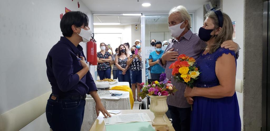 Em tratamento de câncer, homem celebra casamento no Hospital