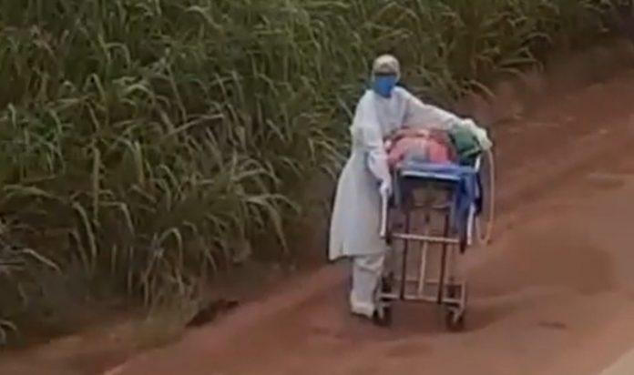 VÍDEO:Paciente em maca é empurrado por enfermeira em meio a rodovia Transamazônica