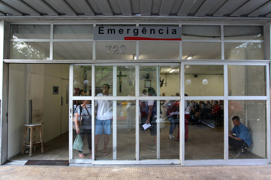 Profissionais de saúde protestam contra falta de insumos em Hospital