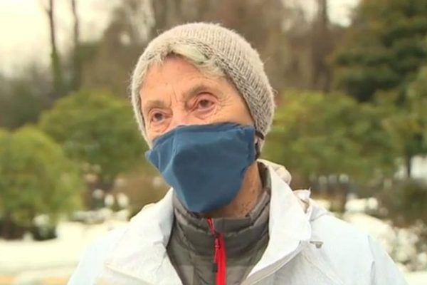 Idosa de 90 anos caminha 10 km na neve para se vacinar