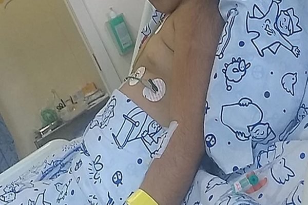 Mãe vende tapetes e faz vaquinha para pagar tratamento da filha com leucemia