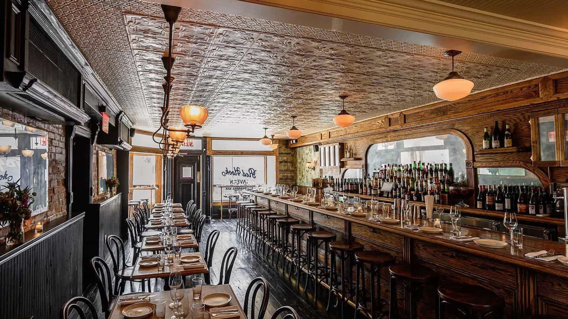 Garçonete se recusa a tomar vacina contra a Covid-19 e é demitida