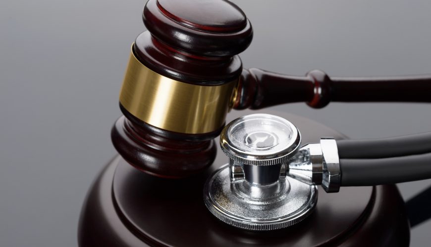 Justiça suspende resolução que autorizava farmacêuticos a prescreverem medicamentos