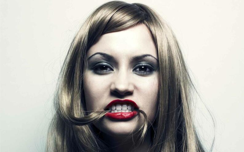 Com transtorno raro jovem retira “bolo” de cabelo de 48 cm do estômago