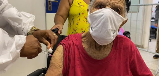 Prefeitura de Salvador aplica 3ª dose contra a Covid em domicílio