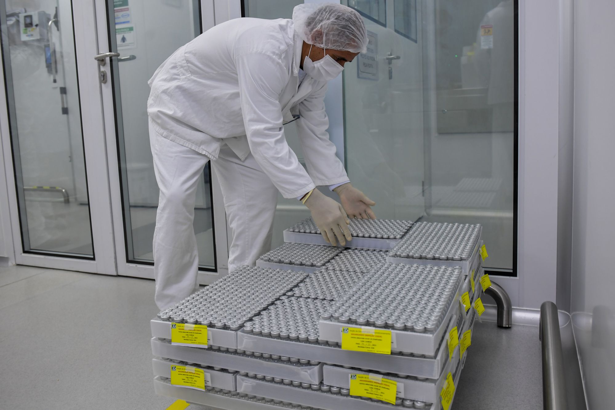 Fiocruz recebe 1º lote de IFA neste sábado (6) e prevê 15 milhões de vacinas em março