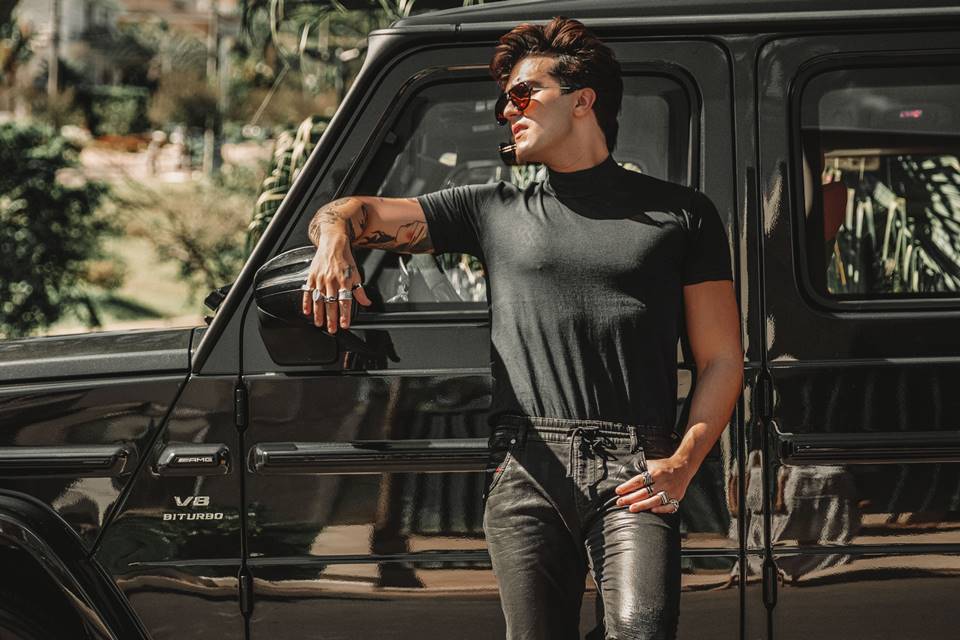 Luan Santana adota novo visual para carreira internacional