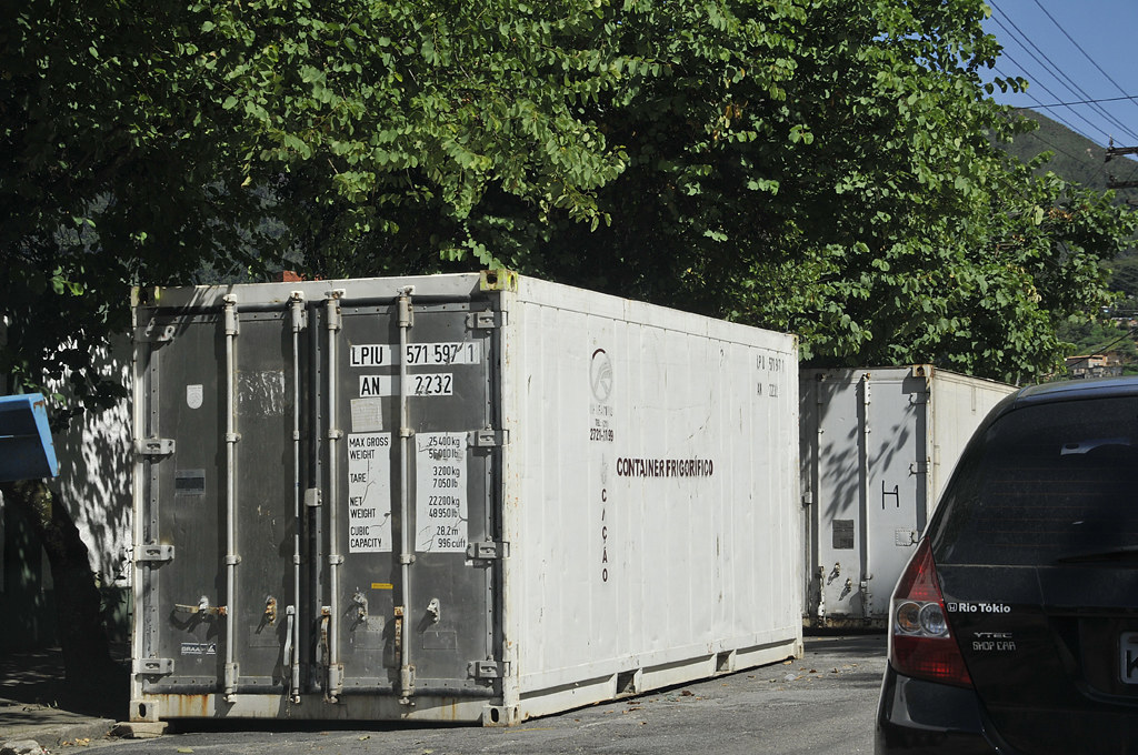 Governo da BA aluga contêineres para armazenar corpos e prefeitura de Salvador amplia nº de vagas em cemitérios