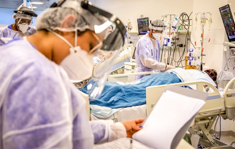 Covid-19: Reino Unido confirma dois casos de ômicron