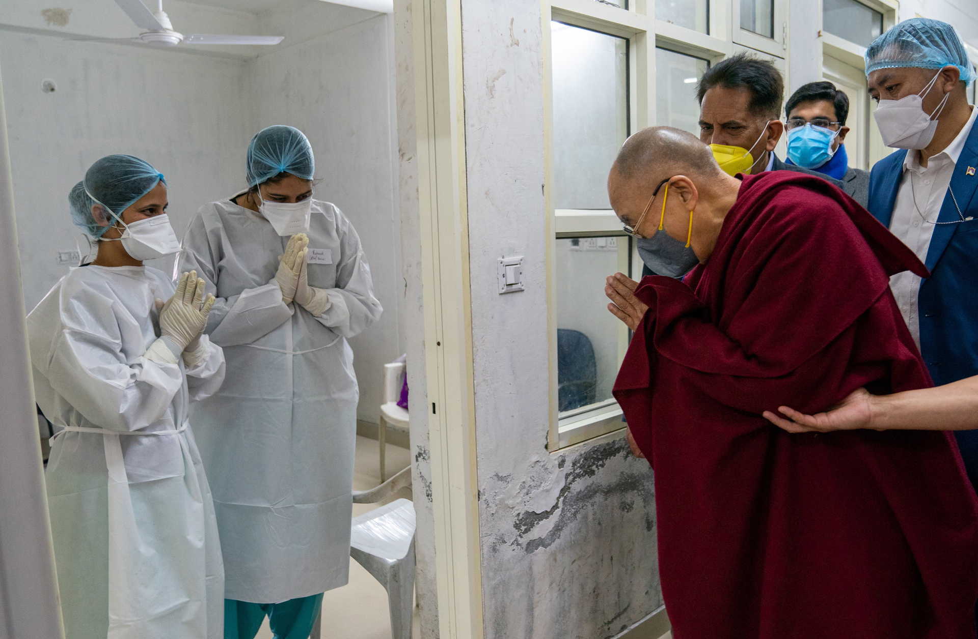 Líder espiritual Dalai Lama recebe vacina contra a Covid-19