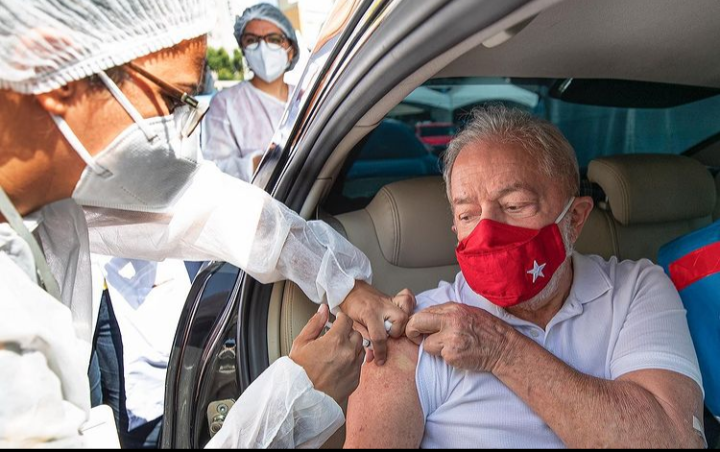 Ex-presidente Lula é vacinado contra Covid-19 ; veja vídeo