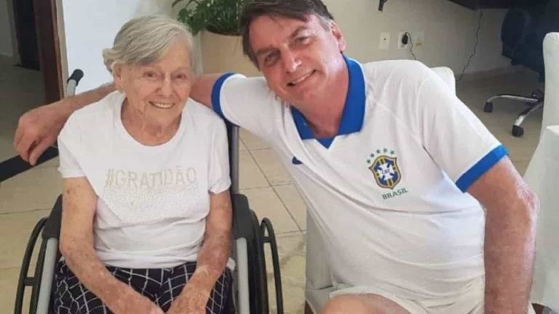 Mãe de Bolsonaro recebe 2ª dose da vacina Coronavac
