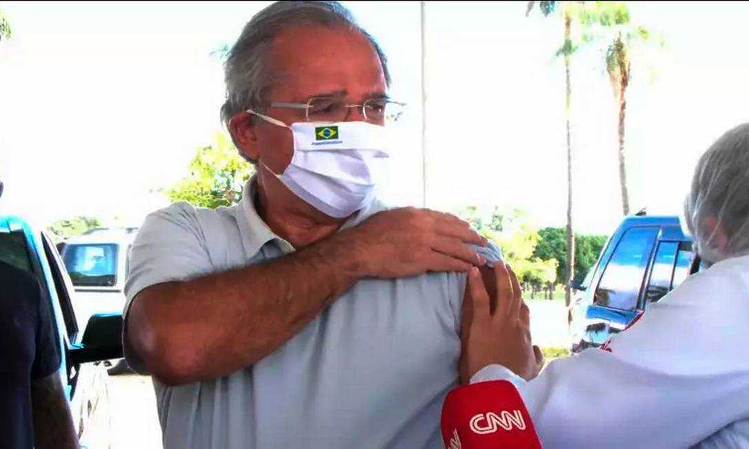 Ministro Paulo Guedes se vacina contra Covid-19 em Brasília