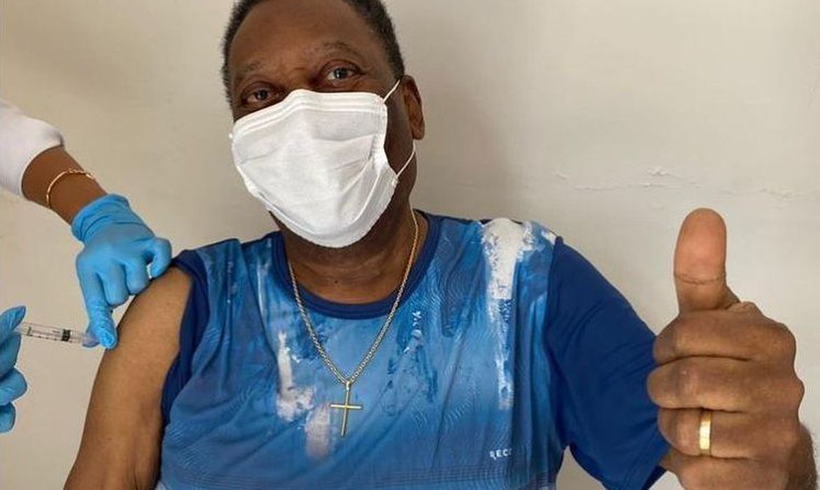 “Dia inesquecível”, diz Pelé, 80 anos, ao ser vacinado contra Covid-19
