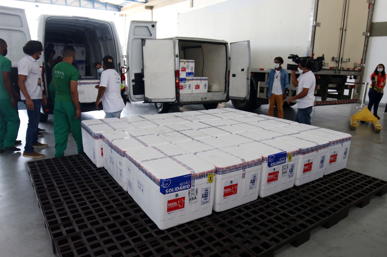 Vacinas da Astrazeneca e Coronavac chegam a Bahia