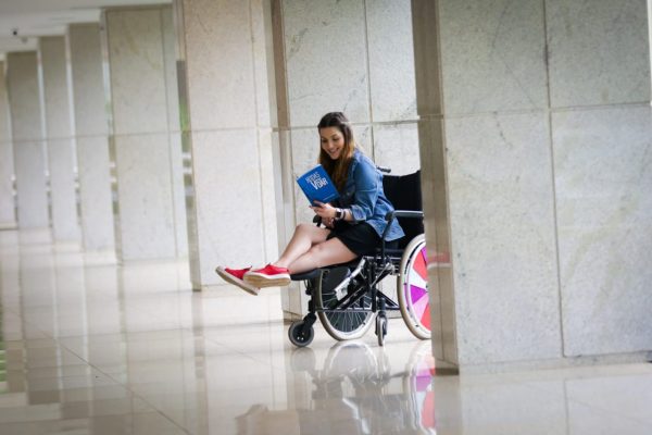 Após dois erros médicos brasiliense se reinventa ao ficar paraplégica