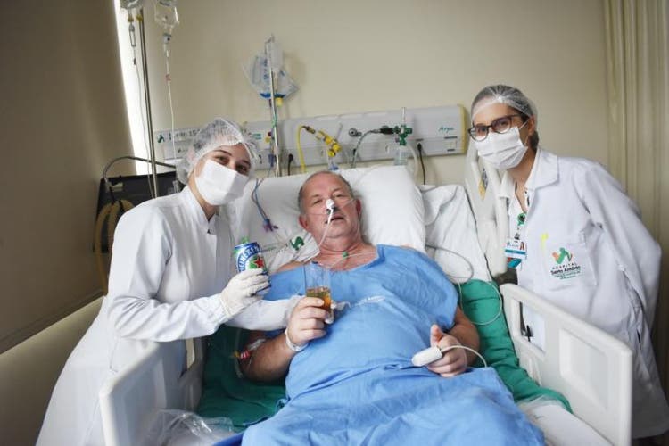 Paciente pede cerveja em hospital após alta de UTI-Covid