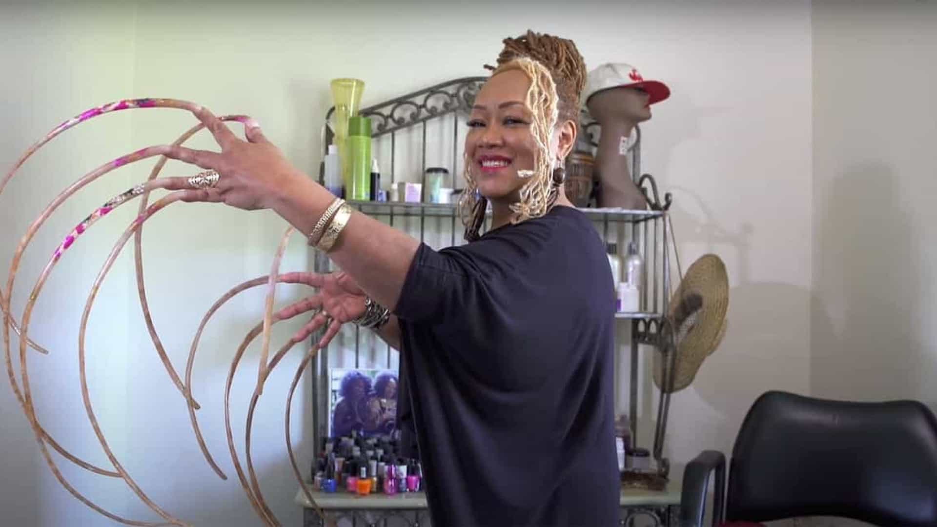 Após 30 anos, mulher com as unhas mais longas do mundo resolve cortá-las;Vídeo