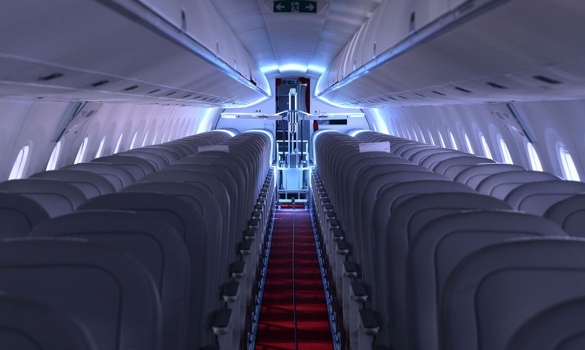 Robôs suíços usam luz ultravioleta para desinfetar aviões