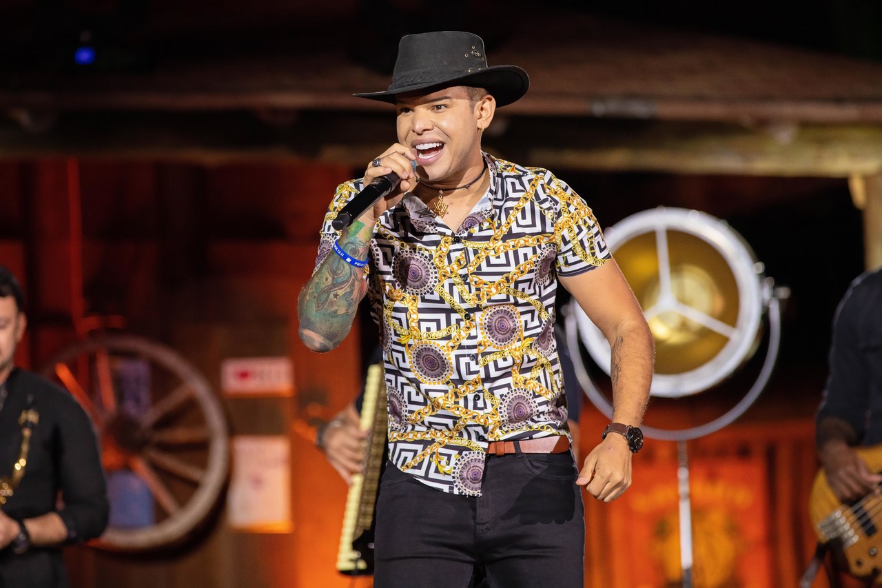 Cantor Tierry realiza cirurgia no nariz, após transplante capilar