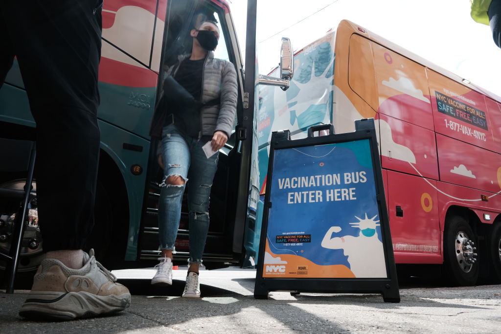 Nova York promove vacinação contra covid em ônibus e vans