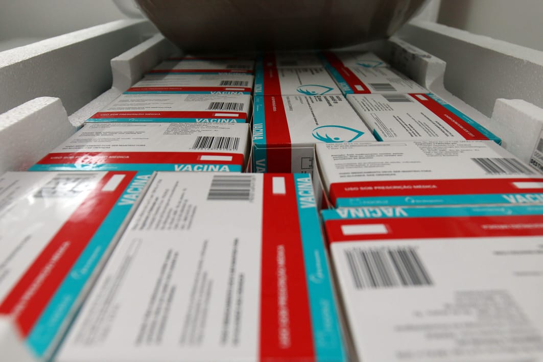 Bahia recebe mais 281.400 doses de vacinas, entre Coronavac e Astrazeneca