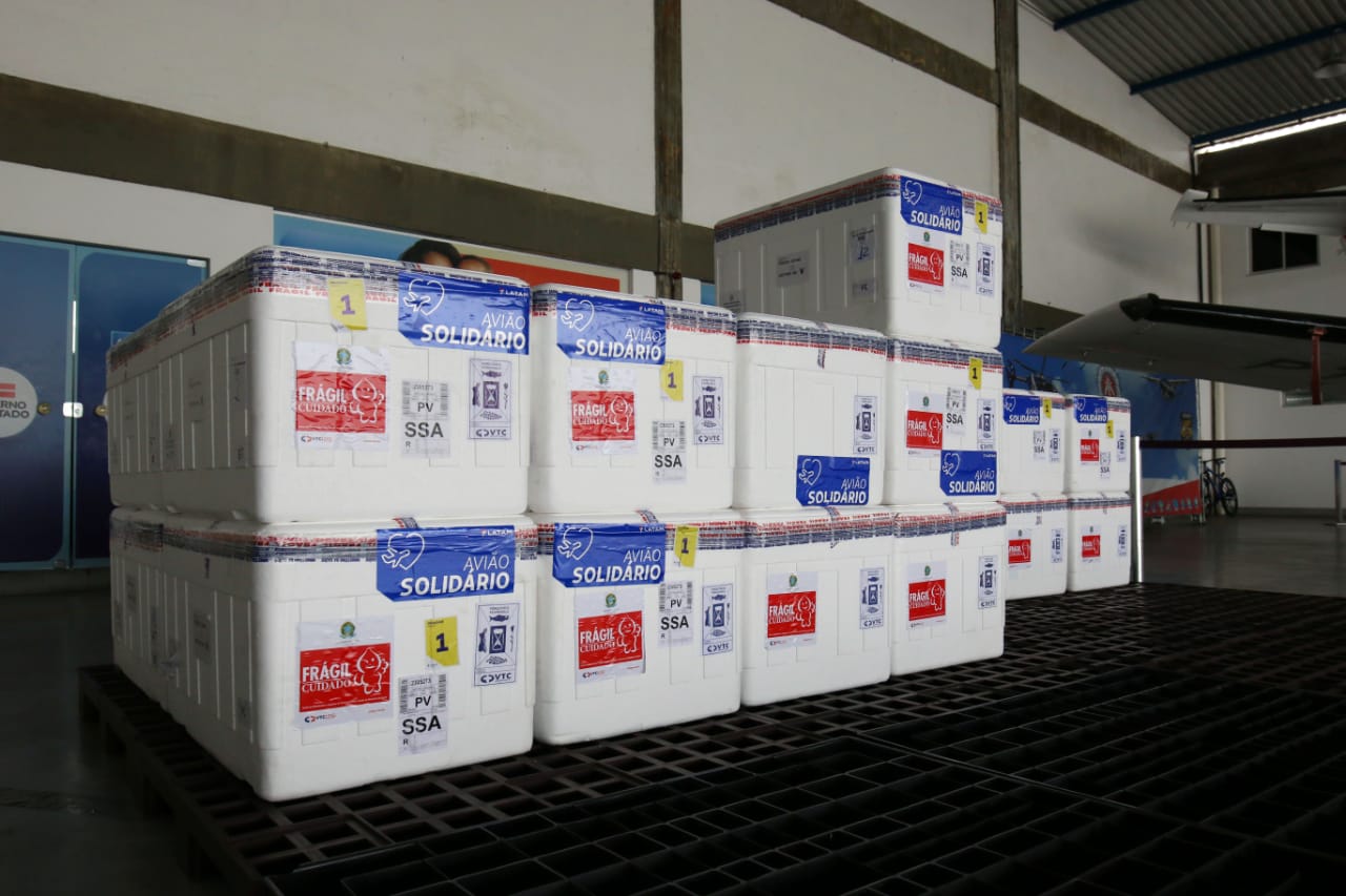 Bahia recebe 318.080 doses de vacinas contra Covid-19