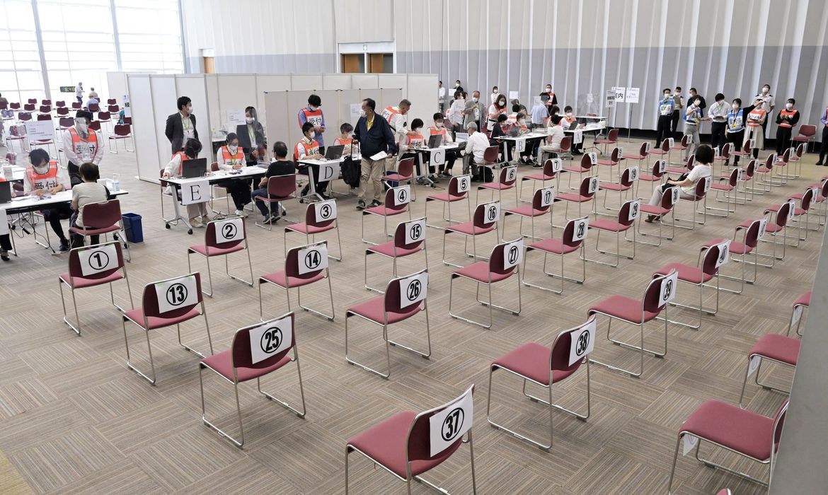 Centros de vacinação em massa são inaugurados em Tóquio e Osaka
