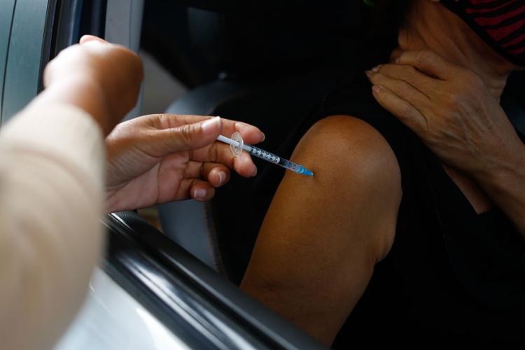 Salvador  aplica  4ª dose em pessoas com 50+ e trabalhadores da saúde