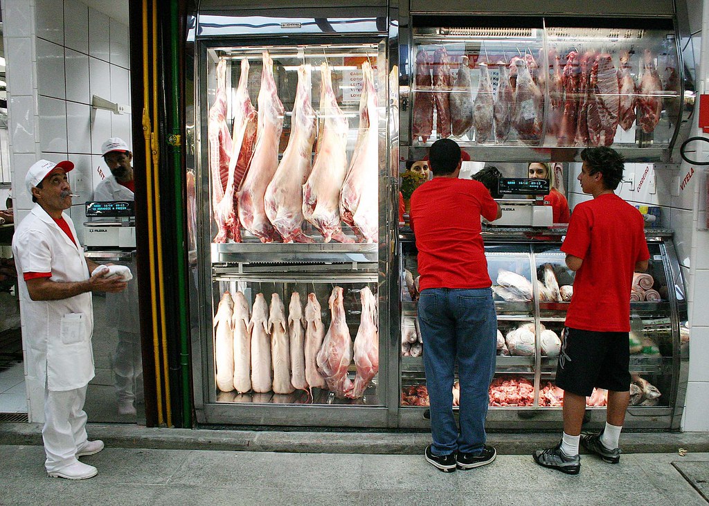 Arábia Saudita suspende compra de carne de ave de 11 frigoríficos do Brasil