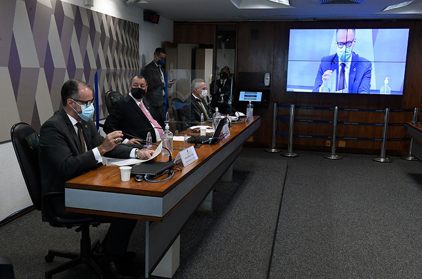 Presidente da Anvisa diz ter havido sugestão de mudar bula da cloroquina