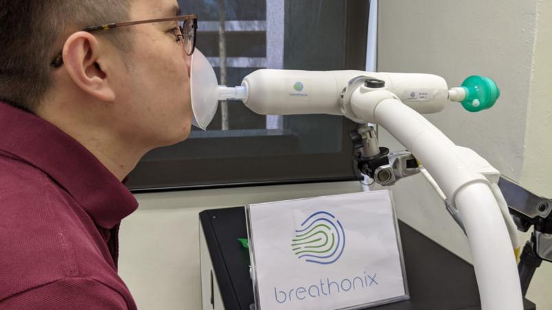 Teste do “bafômetro” que detecta Covid-19 é aprovado em Cingapura