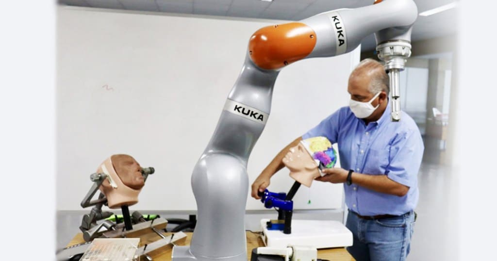 USP desenvolve robô neurocirurgião que torna cirurgias no cérebro de crianças mais precisas