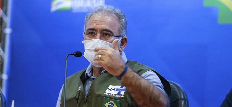 Terceira dose no Brasil vai começar por profissionais de saúde e idosos, diz ministro