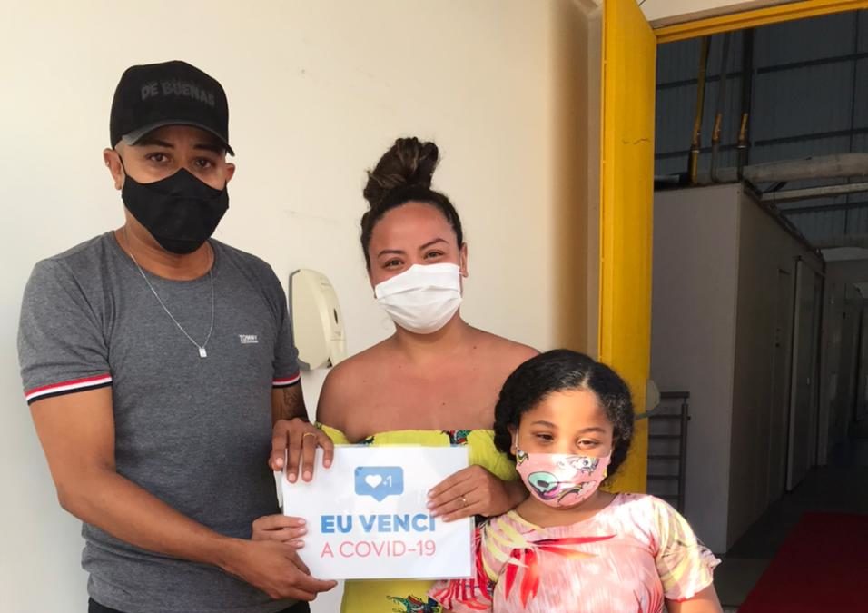 Paciente é pedida em casamento ao receber alta médica do Hospital de Campanha de Itapuã