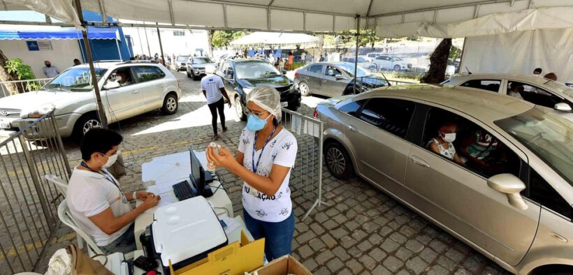 Salvador inicia vacinação de pessoas com 49 anos ou mais nesta sexta-feira (18)