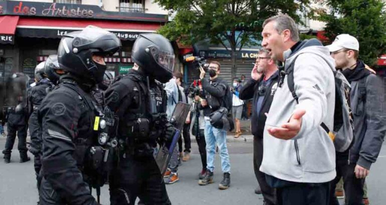 França realiza protestos contra ‘passe de saúde’ para acesso a bares e restaurantes