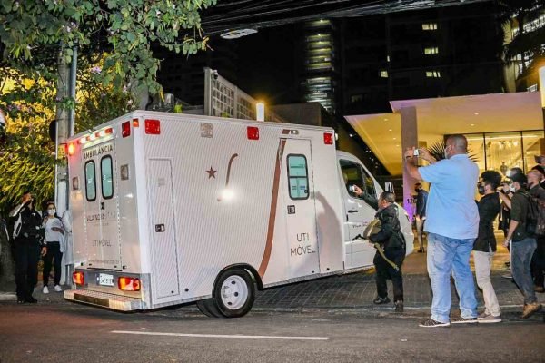 Bolsonaro ficará internado e receberá tratamento clínico, diz boletim médico