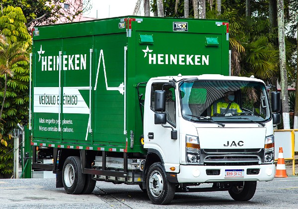 Grupo Heineken adota caminhão elétrico em Salvador