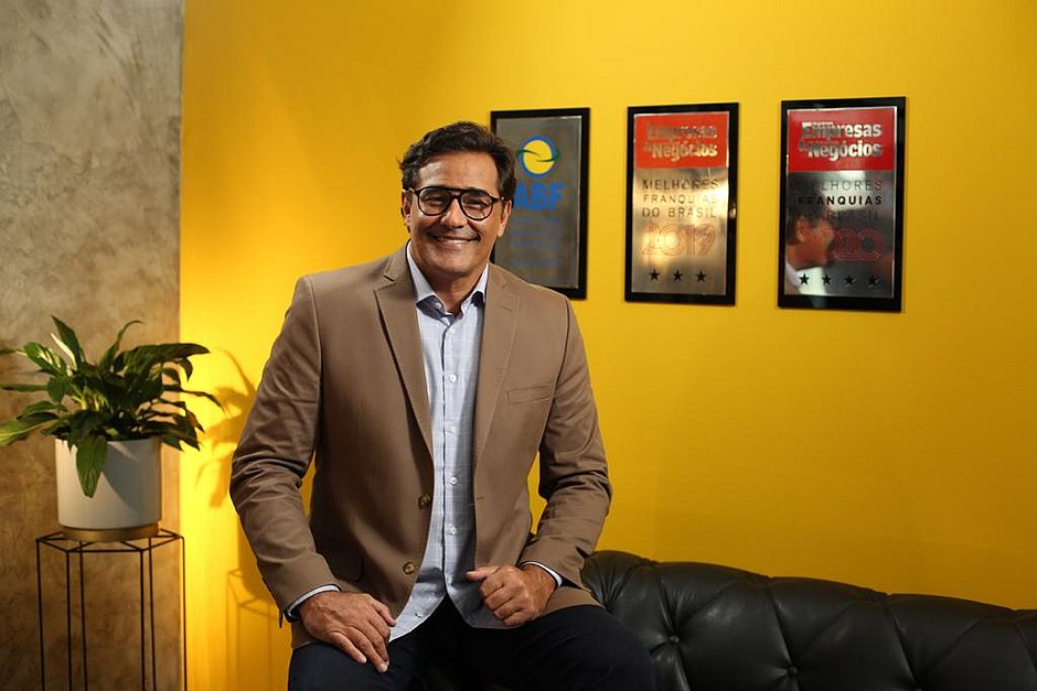 Em recuperação Luciano Szafir aparece se alimentando pela primeira vez em hospital