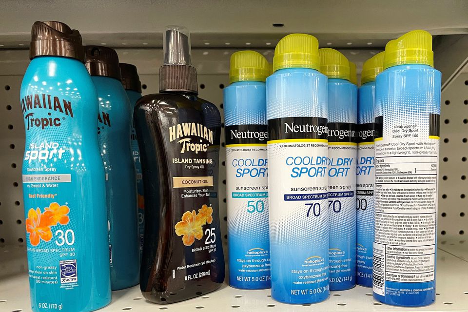 J&J faz recall de protetores solares após detectar carcinógeno em alguns sprays