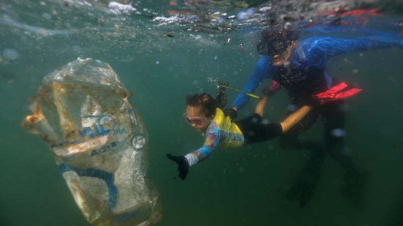Com apenas 4 anos, ambientalista recolhe plástico do oceano nas praias do Rio
