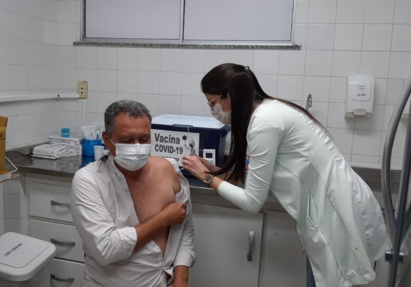 Rui Costa toma segunda dose de vacina contra Covid-19