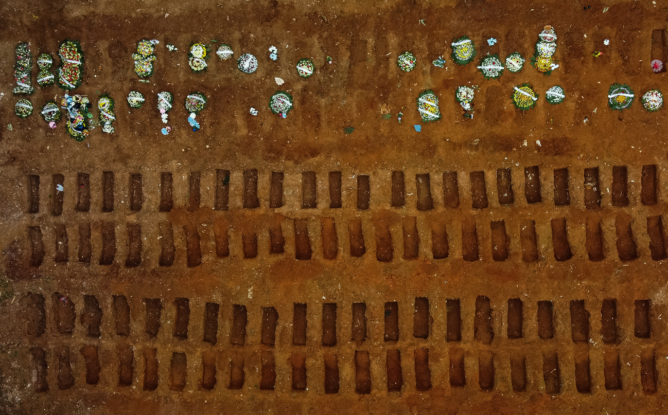 Brasil tem queda no número de mortes pelo segundo mês consecutivo