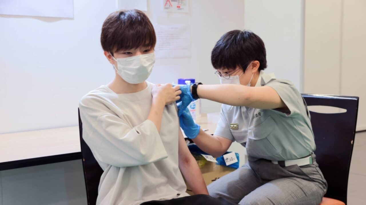 Japão suspende uso de 1,6 milhão de doses de vacina por contaminação