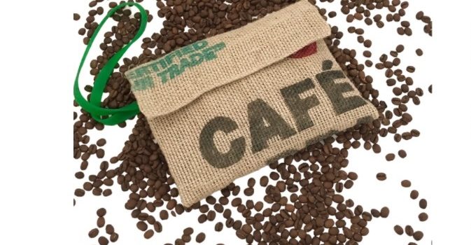 Projeto de moda sustentável transforma sacaria para café em peças exclusivas