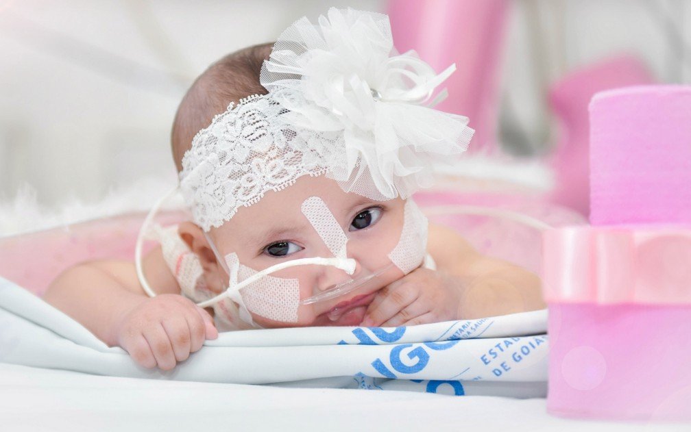 Bebê comemora mesversário em UTI após acidente com aracnídeo