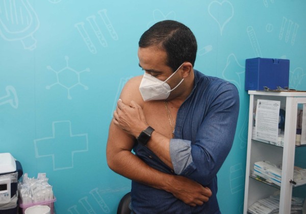 Prefeito Bruno Reis recebe 2ª dose da vacina e convoca faltosos