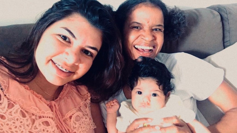 Mulher realiza sonho de ser mãe com companheira graças a sêmen do irmão