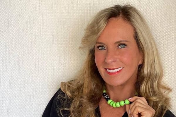 Por falta de insumos, tratamento de câncer de Helô Pinheiro é adiado